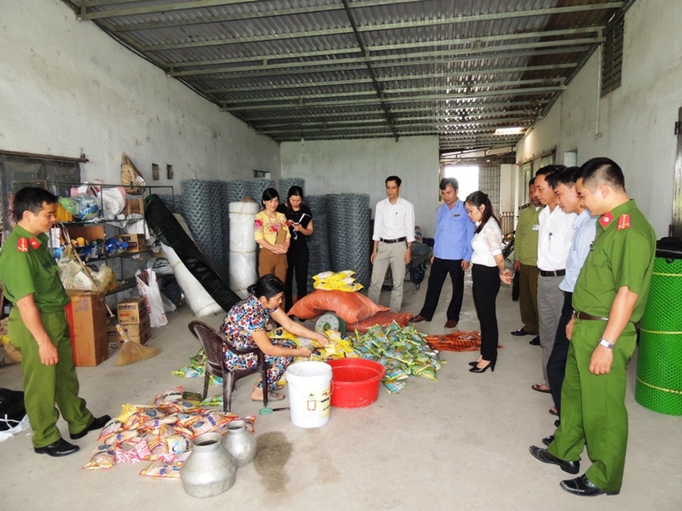 Sản xuất, kinh doanh rượu, men rượu không rõ nguồn gốc - 1 Cơ quan chức năng giám sát cơ sở sản xuất, kinh doanh rượu và men rượu của Trần Thị Đường, huyện Bình Lục (ảnh: Công an Hà Nam)