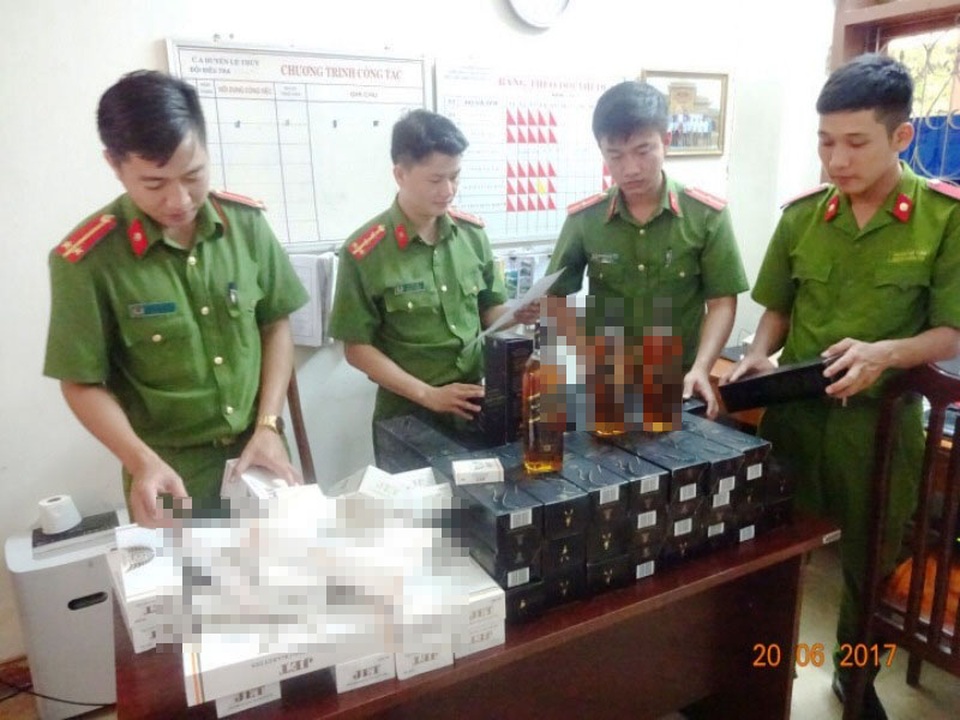 Giấu thuốc lá và rượu ngoại lậu dưới khoang ghế vẫn bị phát hiện - 1
Số rượu và thuốc lá lậu bị lực lượng Phòng CSGT bắt giữ