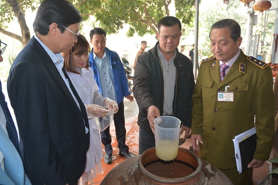 Hà Nội: Niêm phong 200 lít rượu nếp của một nhà hàng - 1 Đoàn kiểm tra lấy mẫu rượu nếp để test nhanh. Ảnh: T.N