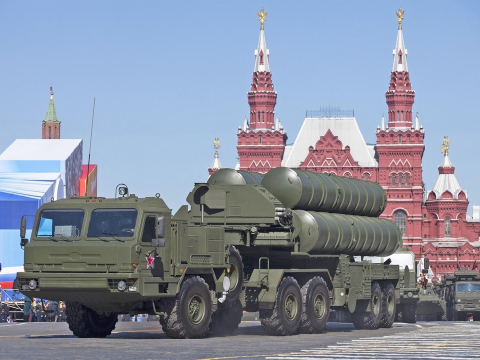 Vì sao Nga không đánh chặn tên lửa Mỹ tấn công Syria? - 1 Hệ thống phòng thủ tên lửa S-400 của Nga (Ảnh: Sputnik)