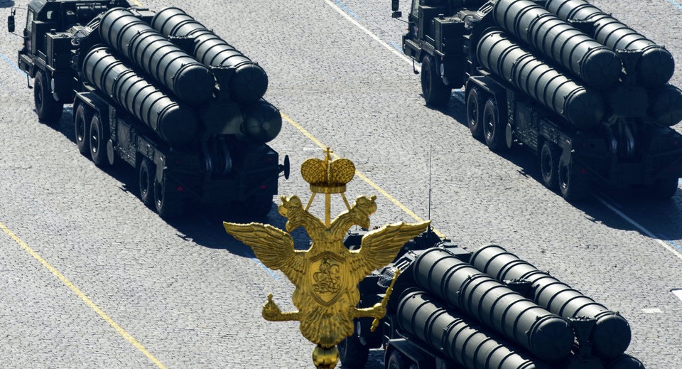 Nga đặt hệ thống phòng không Moscow ở mức báo động cao - 1 Hệ thống phòng không S-400 Triumph của Nga trong lễ duyệt binh tại Moscow (Ảnh: Sputnik)