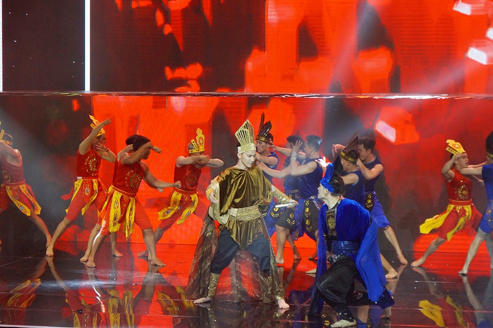 Bảo Thy trở thành quán quân The Remix, nghẹn ngào nhận điểm 10 từ Noo - 8 Team S.T mang đến không gian Nam Bộ với “Lý ngựa ô”. Nhạc sĩ Dương Khắc Linh khẳng định: “Màn trình diễn của S.T rất xuất sắc. Ở nước ngoài, Linh có được xem những nhạc kịch nổi tiếng, xem tiết mục của S.T, Linh có cảm giác đang được xem một vở nhạc kịch. Chắc bây giờ, từ sau Hòa âm ánh sáng, Linh phải mua vé để đi xem liveshow của S.T”.