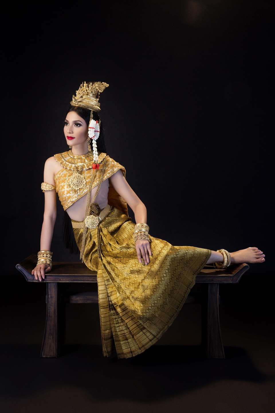 Á hậu Trương Thị May hóa cô gái Khmer xinh đẹp - 1
Á hậu Trương Thị May xinh đẹp trong trang phục của người Khmer
