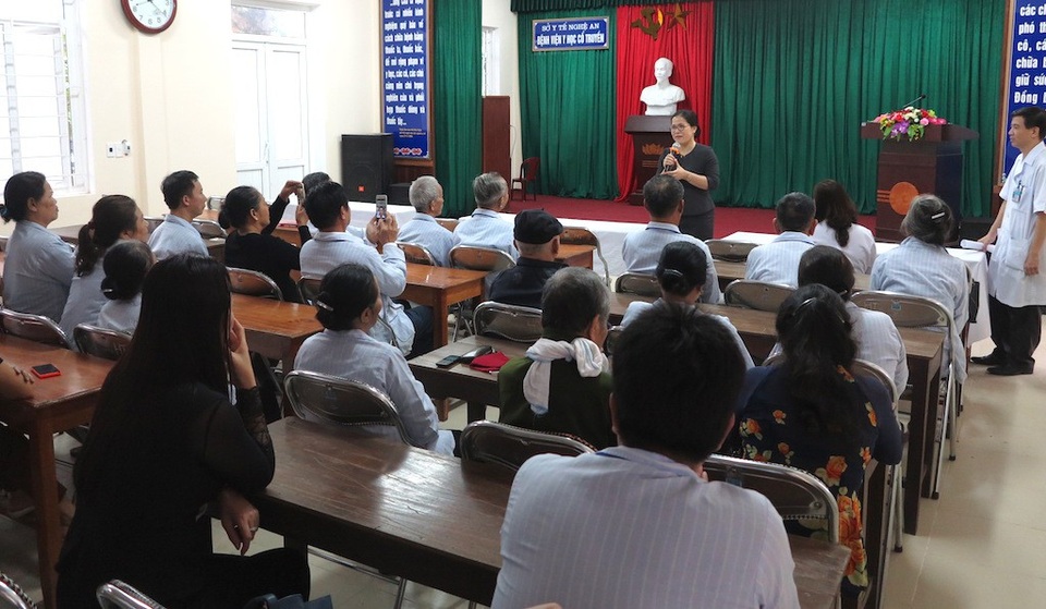 Lãnh đạo Sở GD-ĐT Nghệ An đến bệnh viện thăm hỏi giáo viên đang điều trị bệnh - 1
Nhân dịp kỷ niệm 20/11, bà Nguyễn Thị Kim Chi gặp gỡ, trò chuyện và thăm hỏi các thầy, cô giáo đang điều trị tại bệnh viện.