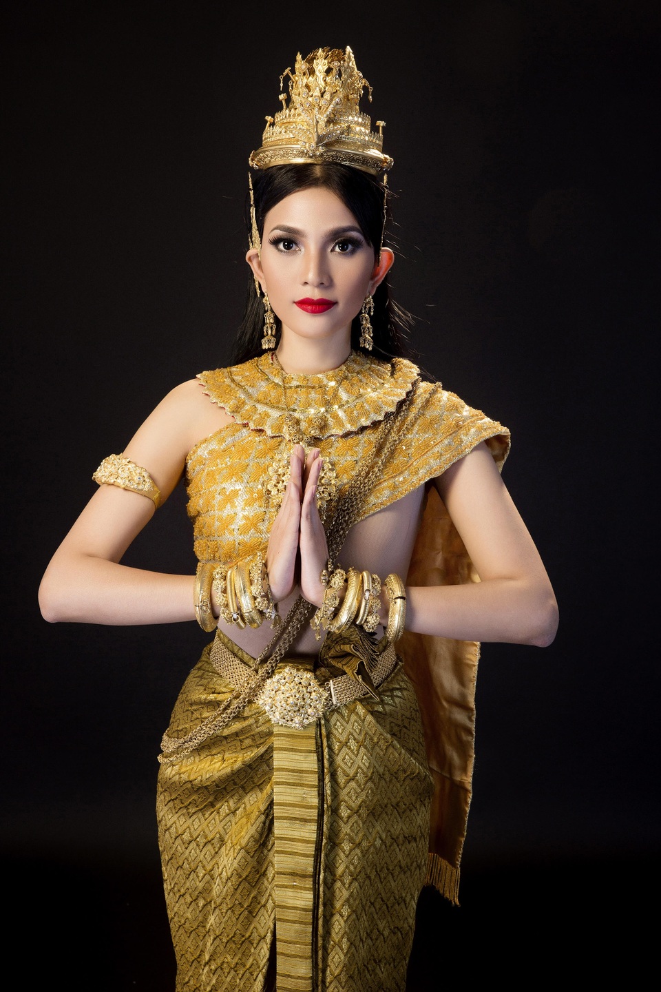 Á hậu Trương Thị May hóa cô gái Khmer xinh đẹp - 4
Trương Thị May nói, ngày lễ này với cô rất quan trọng