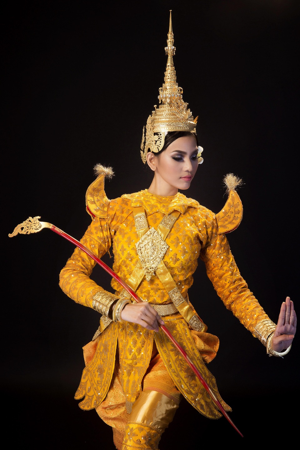 Á hậu Trương Thị May hóa cô gái Khmer xinh đẹp - 5
Lễ Sene Dolta bắt đầu từ ngày 16 đến cuối tháng 8 âm lịch hàng năm, với 4 nghi lễ chính tại Chùa và tại nhà người dân tộc Khmer