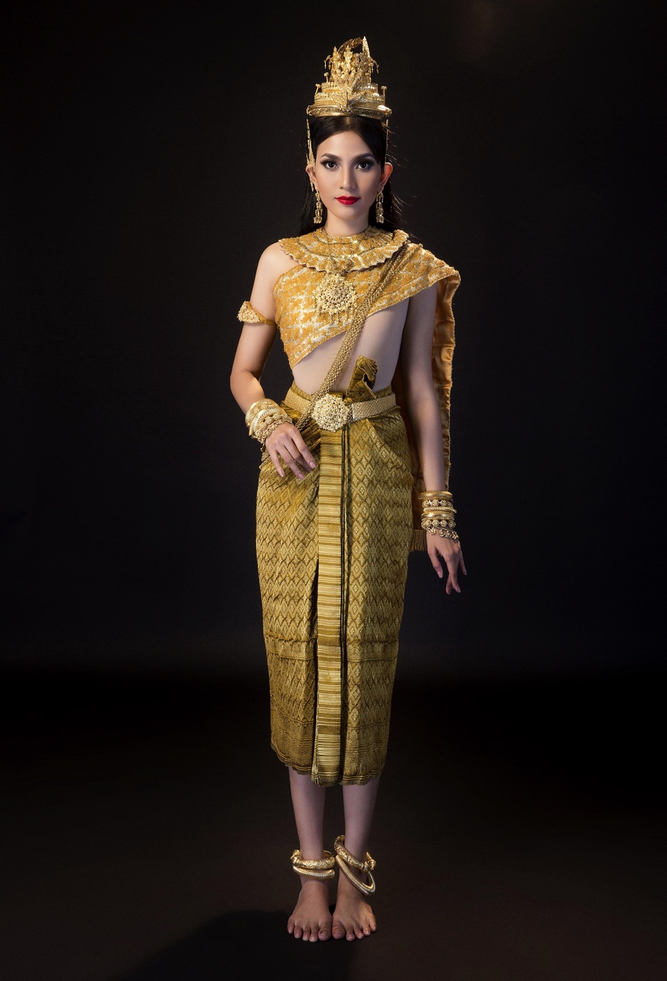 Á hậu Trương Thị May hóa cô gái Khmer xinh đẹp - 7
Là người ăn chay trường, tụng kinh niệm Phật, á hậu thường xuyên dành thời gian tới Chúa hoặc làm việc thiện