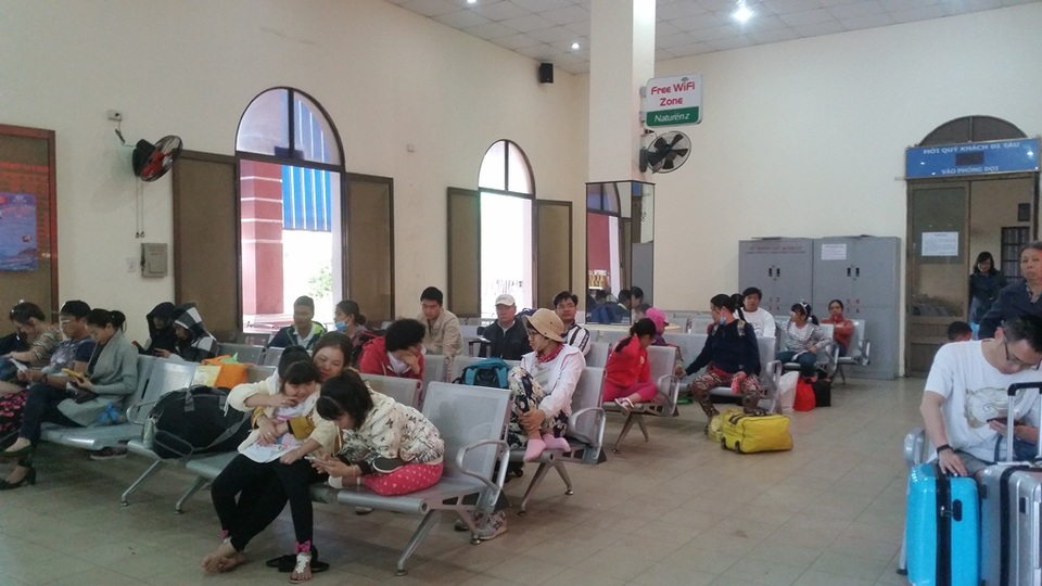 Bến xe, nhà ga vắng lặng ngày mùng 7 Tết - 2 Ở Ga Huế có hành khách ngồi đợi tàu nhưng vẫn ít hơn so với mọi năm