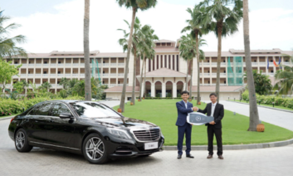 Vinpearl Đà Nẵng đưa đón khách VIP với Mercedes-Benz S 400 L - 2
Mẫu xe S 400 L được bàn giao cho Vinpearl Đà Nẵng Resort & Villas bởi Mercedes-Benz Việt Nam cùng Đại lý ủy quyền chính hãng An Du Đà Nẵng.