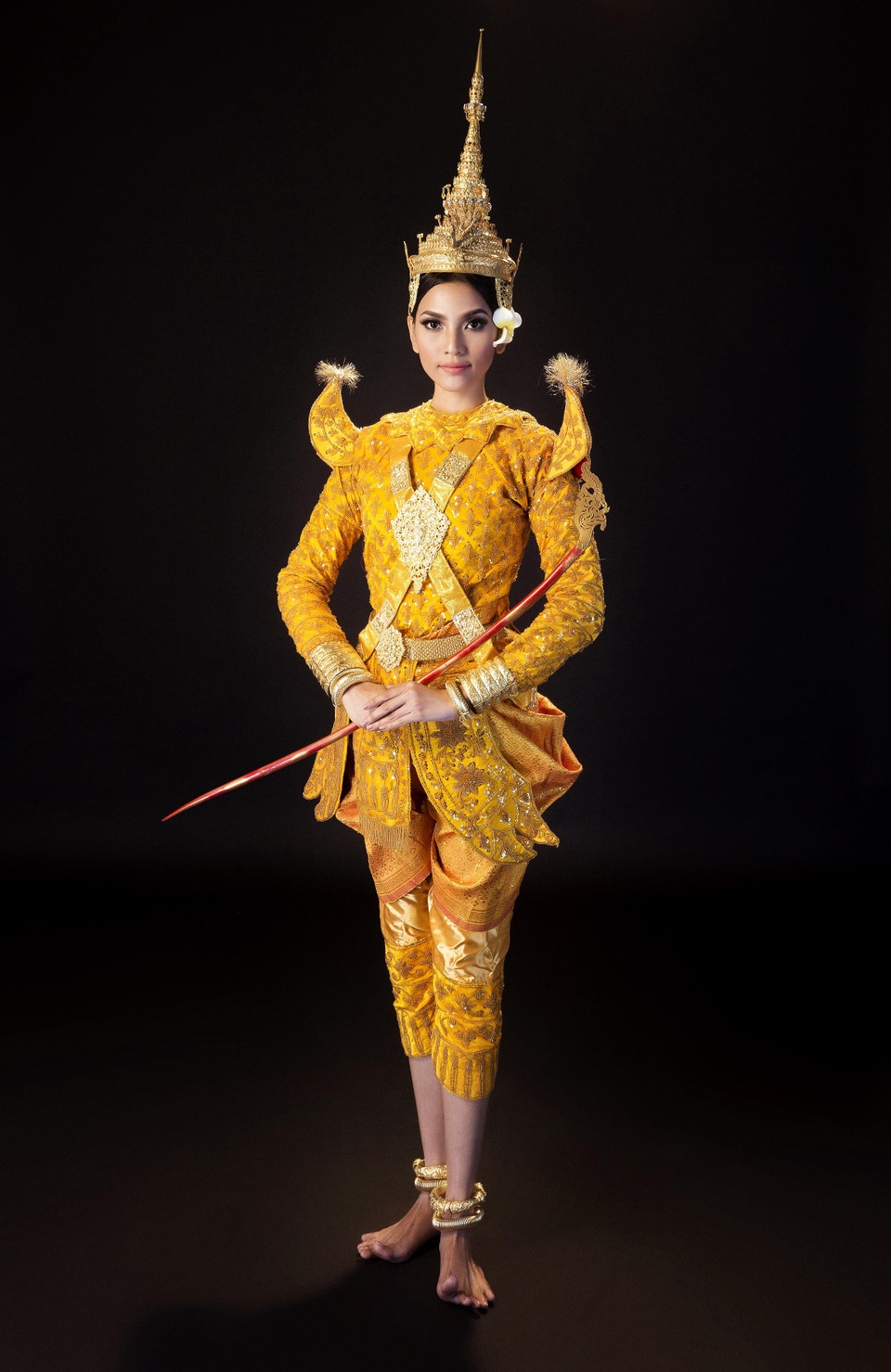 Á hậu Trương Thị May hóa cô gái Khmer xinh đẹp - 8
Trương Thị May nói thêm, cô hạnh phúc vì có mẹ đồng hành trong nhiều sự kiện