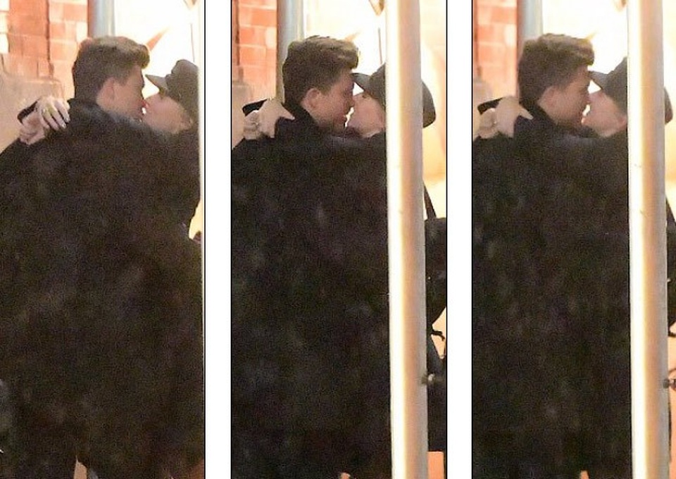 Scarlett Johansson hôn "tình mới" trên phố - 2
Nữ diễn viên 32 tuổi và bạn trai 35 tuổi say đắm hôn nhau không quan tâm tới sự chú ý của những người đi đường