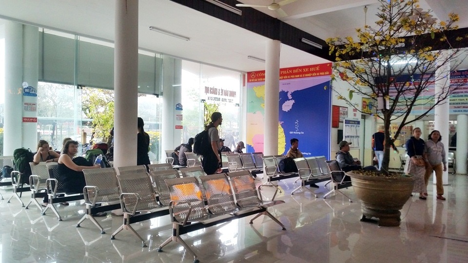 Bến xe, nhà ga vắng lặng ngày mùng 7 Tết - 3 Tại nhà chờ ở bến xe phía Nam hành khách ngồi đợi rất thưa thớt