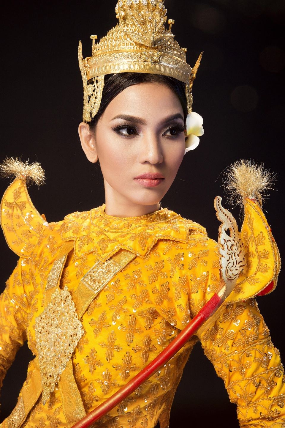 Á hậu Trương Thị May hóa cô gái Khmer xinh đẹp - 9
Người đẹp và mẹ dành nhiều thời gian cho các hoạt động từ thiện, xã hội vài năm trở lại đây