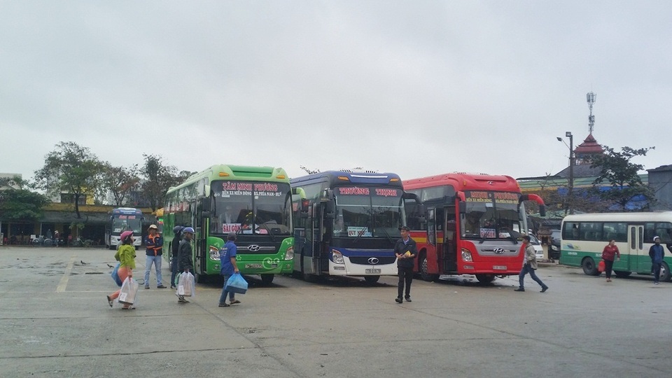 Bến xe, nhà ga vắng lặng ngày mùng 7 Tết - 4 
Có rất nhiều xe vẫn đang chờ khách.