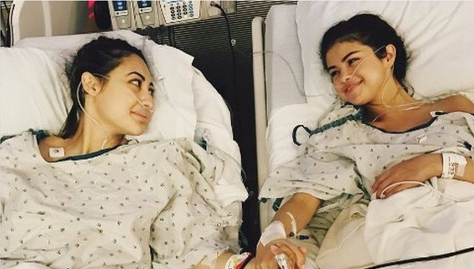 Selena Gomez gây sốc khi tiết lộ phải ghép thận - 2
Trên trang cá nhân Instagram, Selena Gomez tiết lộ cô im ắng suốt mùa hè vì trải qua 1 ca ghép thận vì bệnh lupus ban đỏ. Người đã tặng cô quả thận là nữ diễn viên Francia Raisa