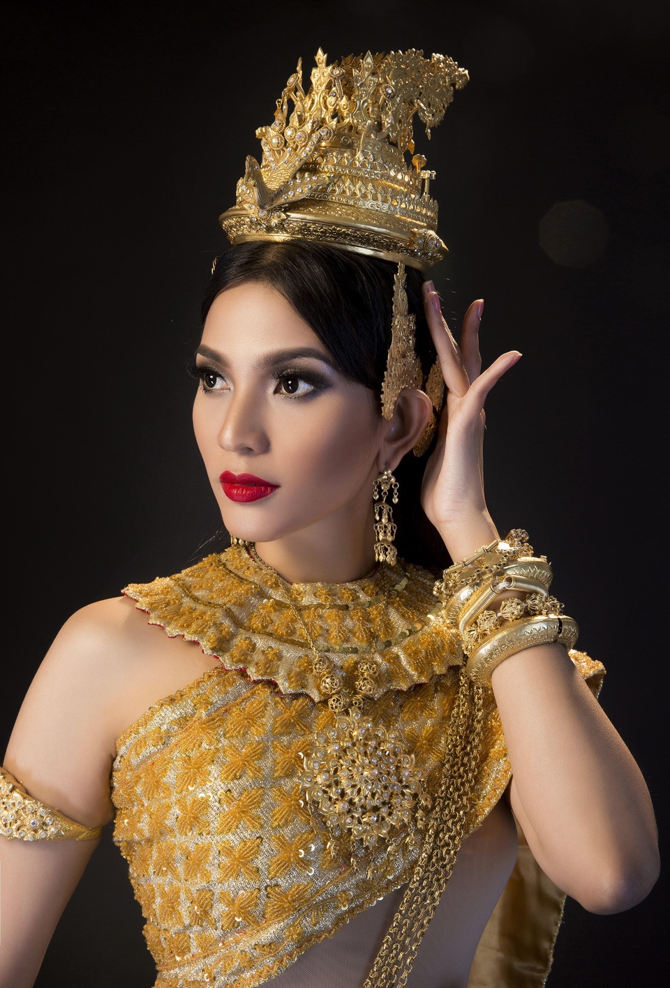 Á hậu Trương Thị May hóa cô gái Khmer xinh đẹp - 13
Cô thường xuyên đưa mẹ và các em đi xme phim, ăn uống mỗi khi cuối tuần
