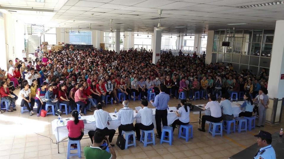 “Làn sóng ngầm” buộc hàng ngàn công nhân lớn tuổi nghỉ việc - 2
Công nhân lớn tuổi tại Đồng Nai đang lo lắng bị đuổi việc trước “cơn sóng ngầm”. Ảnh: P.V