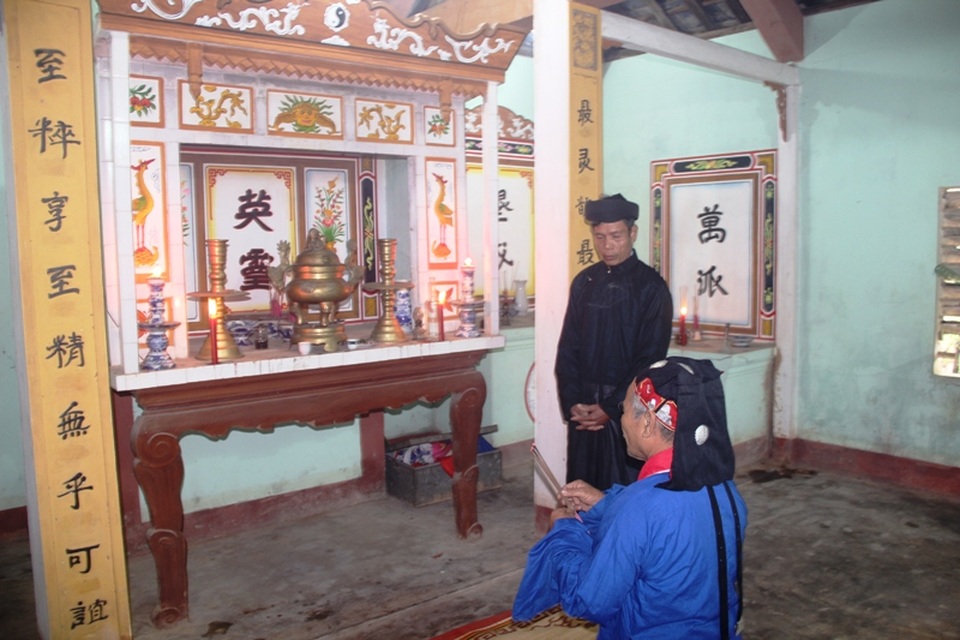 Quảng Trị: Vùng quê lưu giữ nhiều sắc phong cổ thời nhà Nguyễn - 2 Cụ Trương Văn Thỉ khấn trình các ngài trước khi mở sắc phong