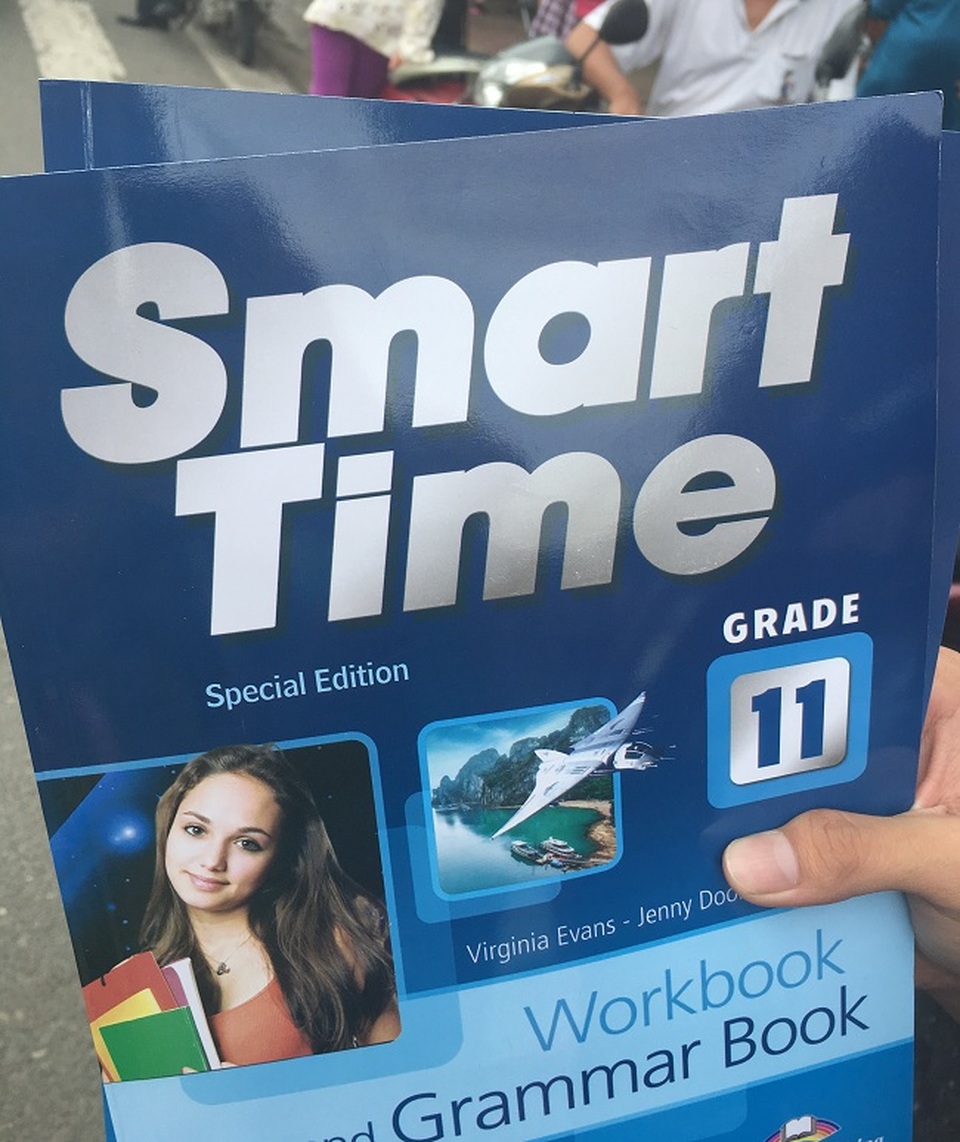 TPHCM: Phụ huynh bị “ép” mua sách tiếng Anh nước ngoài? - 2 Bìa sách Smart Time