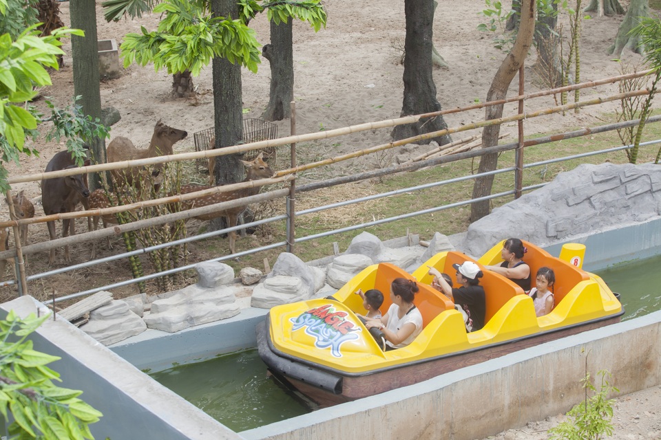 Bên cạnh khu vườn thú bán hoang dã, điểm đến mới này còn đưa vào vận hành 3 trò chơi: Bước chân kỳ bí, Cung đường tốc độ và Bay giữa ngân hà. Đây đều là những trò chơi cảm giác mạnh, khiến người chơi phải “đốn tim” vì cao độ và tốc độ.