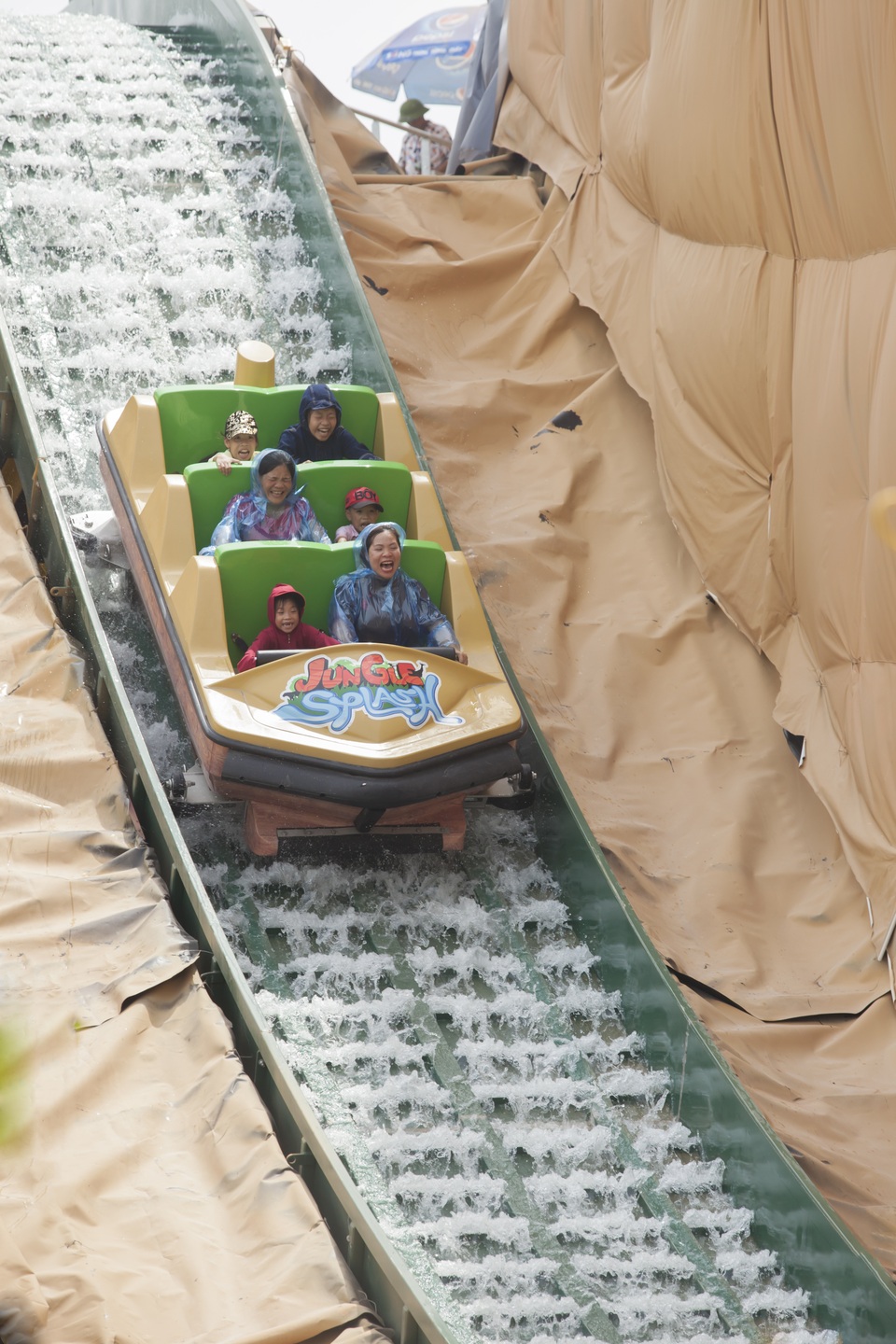 Dòng sông diệu kỳ uốn lượn cùng những khúc cua “siêu đã” ôm trọn lấy những điểm tham quan hấp dẫn, nhất là “Vượt long môn” - trượt thác từ độ cao 16m.