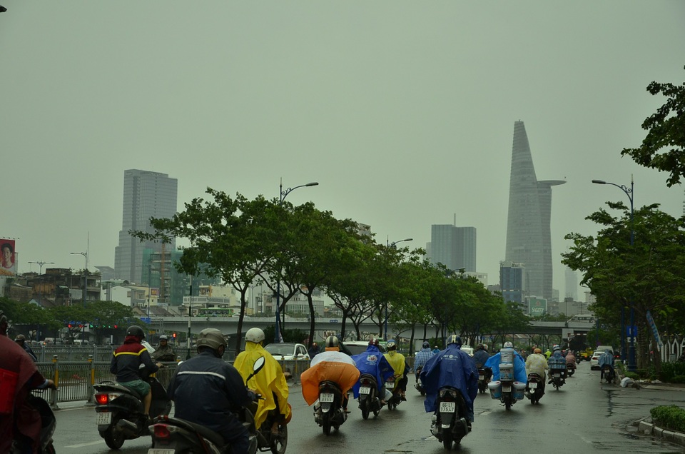 Sài Gòn bắt đầu mưa do ảnh hưởng bão số 16 - 1 Bầu trời TPHCM âm u, xuất hiện mưa suốt cả buổi sáng đến tận trưa nay