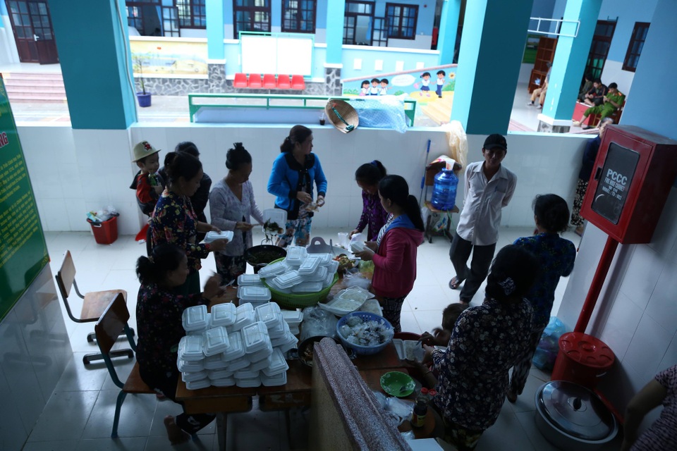Sài Gòn bắt đầu mưa do ảnh hưởng bão số 16 - 8
Người dân xã đảo Thạnh An nhận cơm tại điểm tập trung tránh bão.