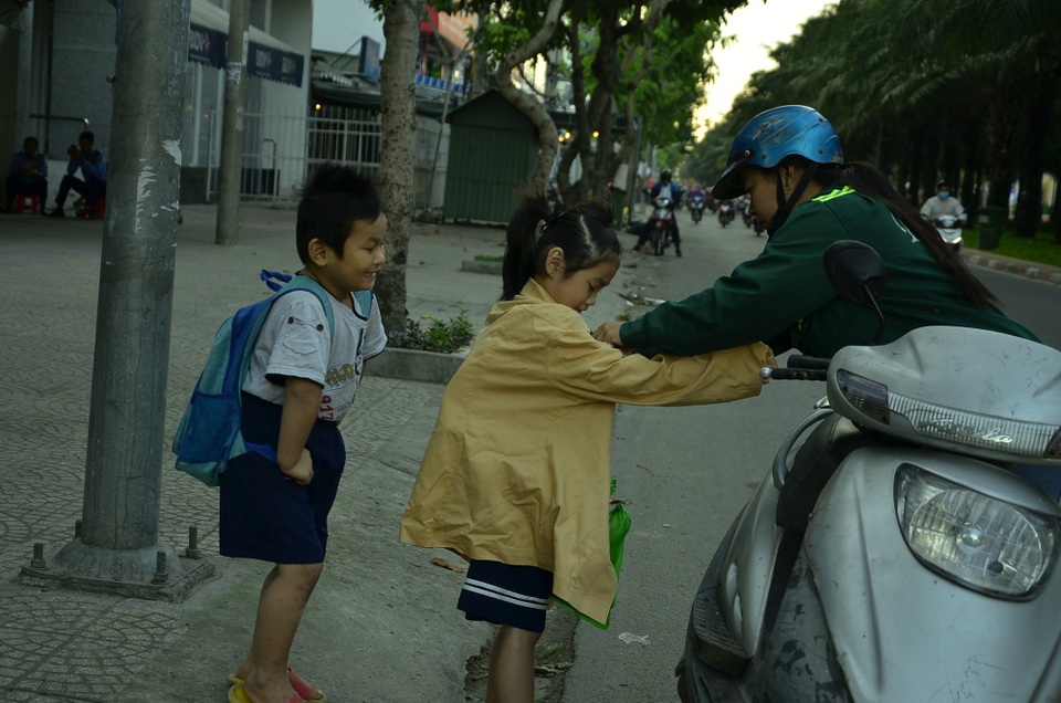 Người Sài Gòn co ro trong cái lạnh đầu mùa - 7 Trên đường đến trường, phụ huynh phải dừng xe lại để mặc thêm áo ấm cho trẻ