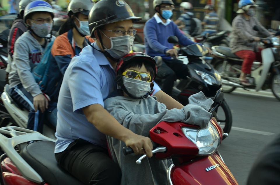 Người Sài Gòn co ro trong cái lạnh đầu mùa - 8 Ông bố phải nhường áo khoác cho trẻ vì quên mang áo ấm