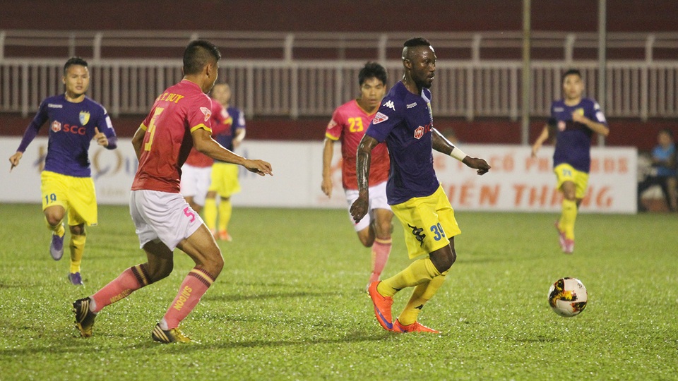 Vòng 10 V-League 2017: “Chung kết” ở sân Hàng Đẫy - 1 Muốn giữ ngôi vô địch, Hà Nội FC (áo xanh) phải ngán chân Thanh Hoá ở vòng 10 (ảnh: Trọng Vũ)