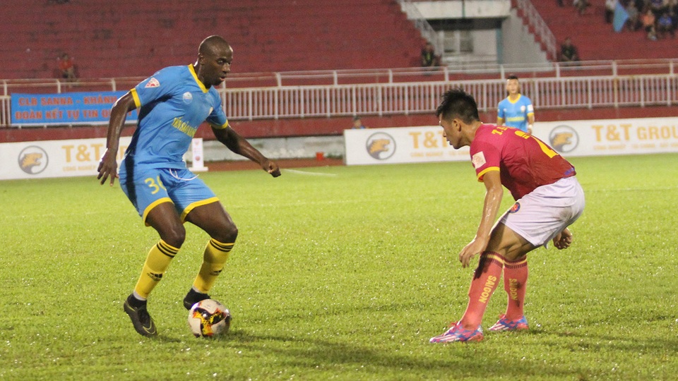 Sài Gòn FC và Khánh Hoà chia điểm trong trận cầu nhiều thẻ phạt - 1 Ngoại binh Toure quá vụng về, hàng công Khánh Hoà vì thế thiếu sắc sảo (ảnh: Trọng Vũ)