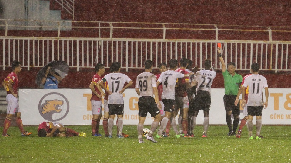 Thua thảm trên sân Thống Nhất, Long An chìm sâu nơi đáy bảng V-League - 2 Chiếc thẻ đỏ ở phút 40 dành cho Oseni khiến cho Long An càng rơi vào thế bất lợi (ảnh: Trọng Vũ)