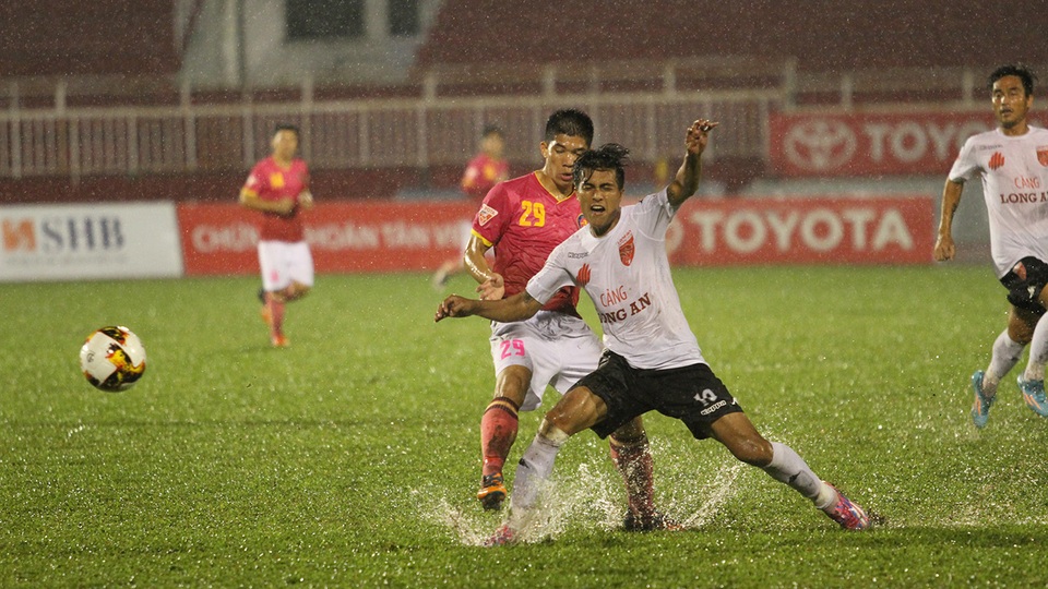 Bóng đá Việt Nam: Phú quý giật lùi - 2 Trận đấu giữa Sài Gòn FC gặp Long An trên sân Thống Nhất đón lượng khán giả thấp kỷ lục: Chỉ khoảng 200 - 300 người (ảnh: Trọng Vũ)