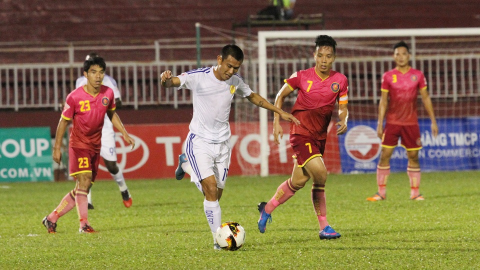 Lượt đi V-League 2017: Các đội bóng của bầu Hiển và phần còn lại - 2 Các trận đấu liên quan đến các đội bóng của bầu Hiển thường xuyên là những trận vắng khán giả nhất V-League (ảnh: Trọng Vũ)
