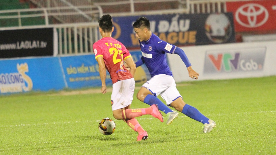 Hoà Than Quảng Ninh, Sài Gòn FC mất cơ hội lên ngôi đầu bảng V-League - 2 Tuyển thủ quốc gia Mạc Hồng Quân ra sân ngay từ đầu bên phía Than Quảng Ninh (ảnh: Trọng Vũ)