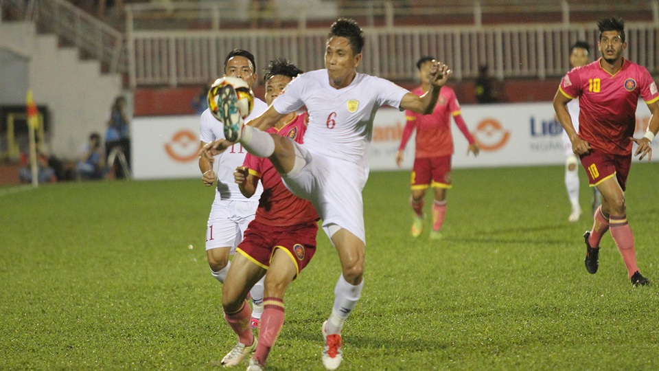 Đội bóng của Công Vinh chiến thắng ở trận derby TPHCM - 2 Các trung vệ của CLB TPHCM luôn cảnh giác trước các pha lên bóng của đối thủ (ảnh: Trọng Vũ)