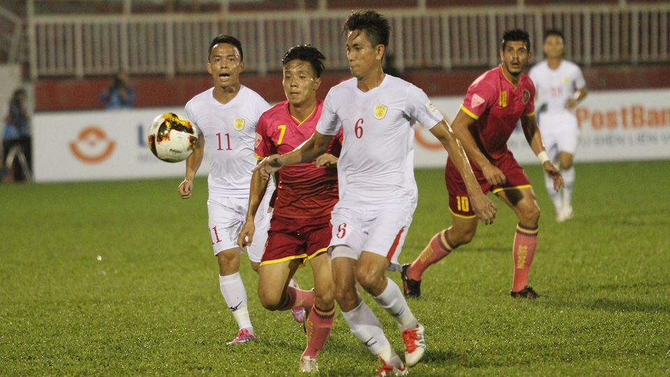 Vòng 4 V-League 2017: HA Gia Lai có thoát khỏi khủng hoảng? - 2 CLB TPHCM (áo trắng) của Lê Công Vinh sẽ tiếp CLB Hà Nội của bầu Hiển trên sân Thống Nhất (ảnh: Trọng Vũ)