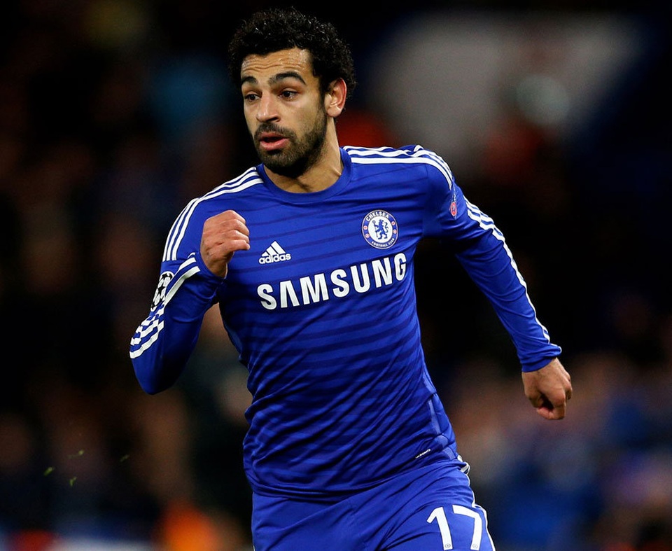 Những cầu thủ tỏa sáng rực rỡ sau khi rời khỏi Chelsea - 5 Salah được ví như “Messi Ai Cập” trước khi sang Chelsea. Thế nhưng, cầu thủ này lại không hợp lối chơi ở Stamford Bridge. Hệ quả, cầu thủ này chỉ ra sân 13 lần ở The Blues, trước khi bị đem cho mượn ở Fiorentina, AS Roma. Mùa Hè năm ngoái, Mohamed Salah được bán đứt cho AS Roma với mức phí 15 triệu euro. Giờ đây, sau mùa giải thi đấu ấn tượng, anh đã cập bến Liverpool với mức phí gấp 3 lần (45 triệu euro). Phát biểu trước báo giới, Mohamed Salah tự tin tuyên bố anh đã khác xa so với thời khoác áo Chelsea.