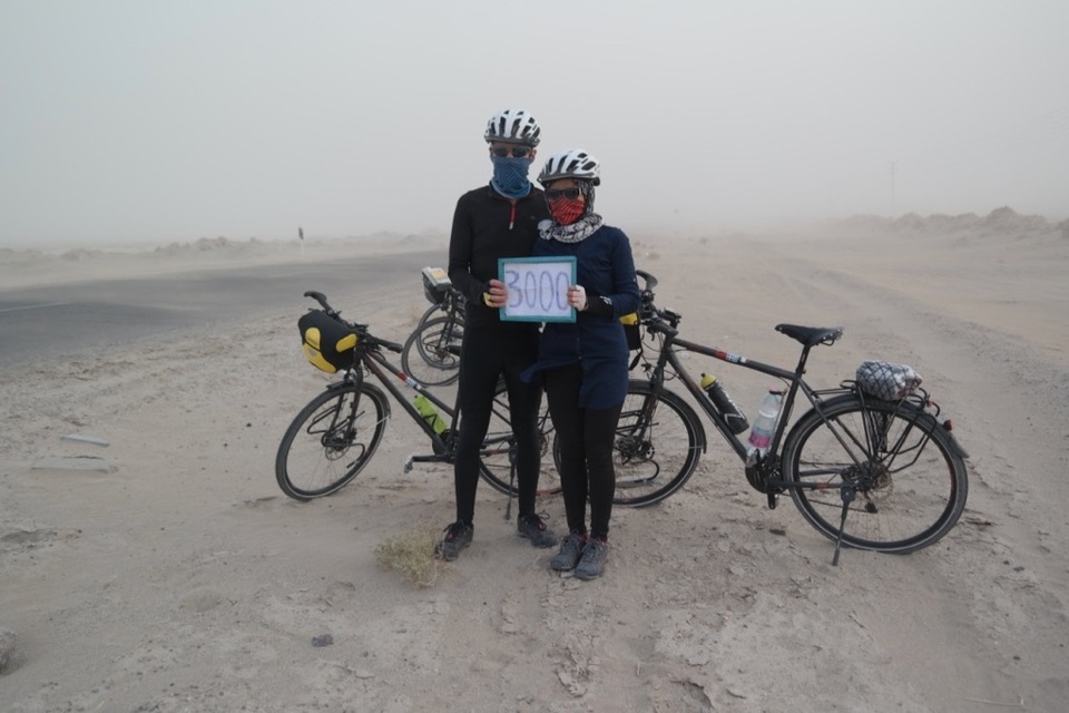 Cô dâu Việt kể về kỳ trăng mật... đạp xe từ Âu sang Á - 1
Đồng Thị Hương Linh và chồng cán mốc 3000 km đạp xe trong cơn bão cát giữa sa mạc ở Iran.