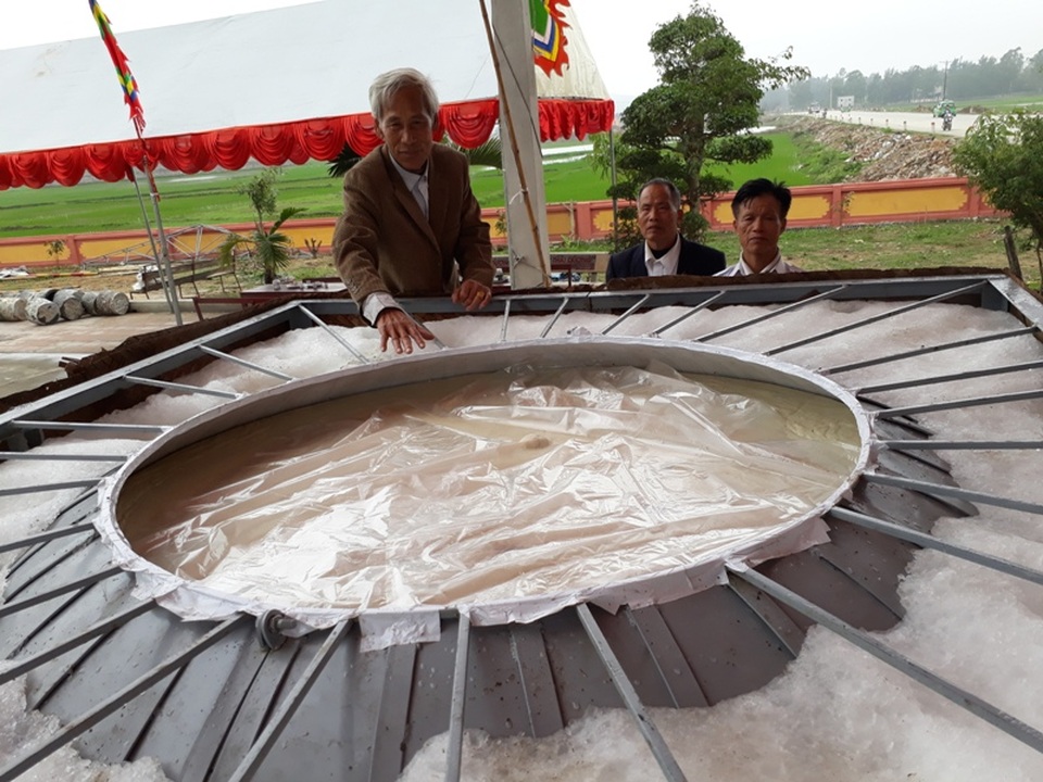 Sau khi giã nhuyễn, xôi nếp, tất cả được lần lượt đưa vào khuôn bánh