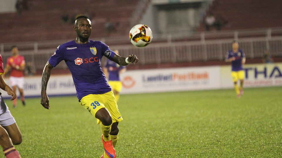 Samson đấm đối phương và hình ảnh CLB Việt Nam tại châu Á - 1 Dù hiện là đội giàu mạnh nhất Việt Nam, nhưng Hà Nội FC hầu như chưa để lại ấn tượng đẹp ở sân chơi châu Á (ảnh: Trọng Vũ)