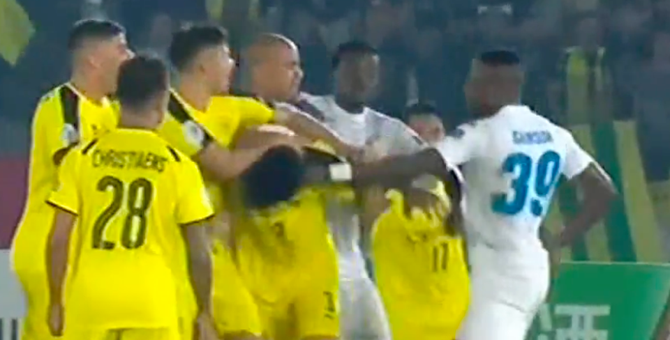 Việc Samson tấn công thô bạo các cầu thủ Ceres là sự việc rành rành (ảnh chụp màn hình)