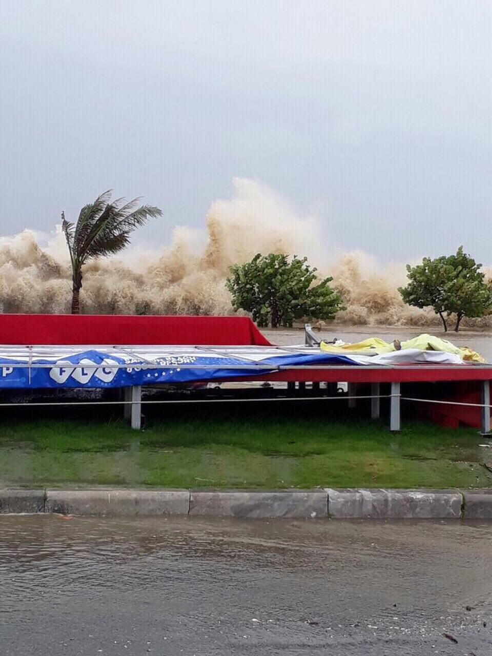 Cộng đồng mạng chia sẻ loạt ảnh hậu quả "xé lòng" của cơn bão số 10 - 11 Bãi biển Sầm Sơn.