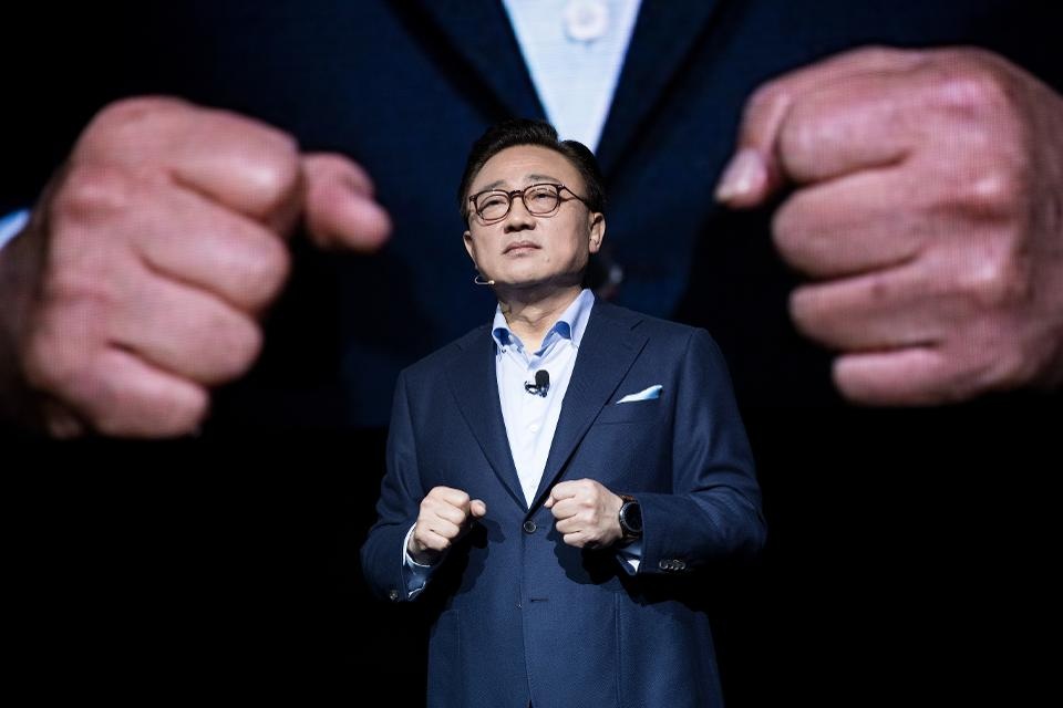 Galaxy Note 8 ra mắt sớm, Apple “hụt hơi” trong cuộc rượt đuổi? - 1
DJ Koh, Giám đốc bộ phận di động của Samsung, nói về sản phẩm mới của mình.