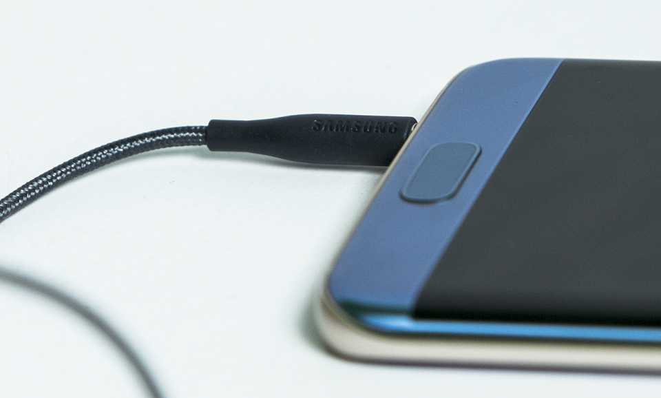 Galaxy S8 chưa ra mắt, tai nghe đã được chào bán nhiều trên mạng - 3 Đuôi tai nghe có thêm logo Samsung