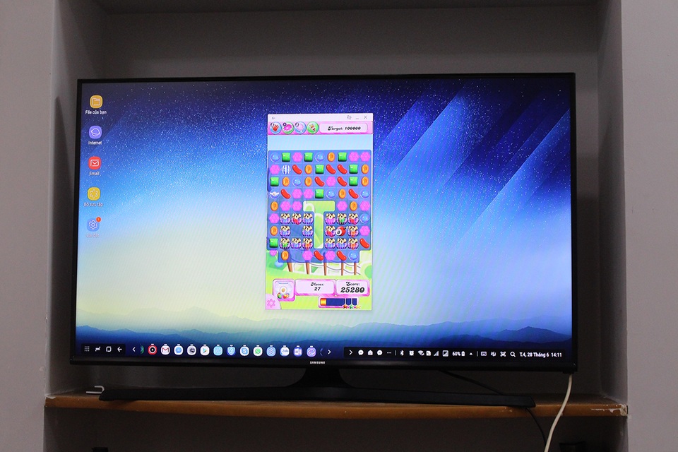 Cận cảnh thiết bị biến smartphone thành PC Samsung DeX tại Việt Nam - 10 Ngoài ra, máy cũng có thể chơi game nhưng lưu ý rằng, các tựa game có thể hỗ trợ chuột và bàn phím. Những tựa game dùng thao tác cảm ứng, đua xe thông qua con quay hồi chuyển đều chưa thể dùng được trên thiết bị này.