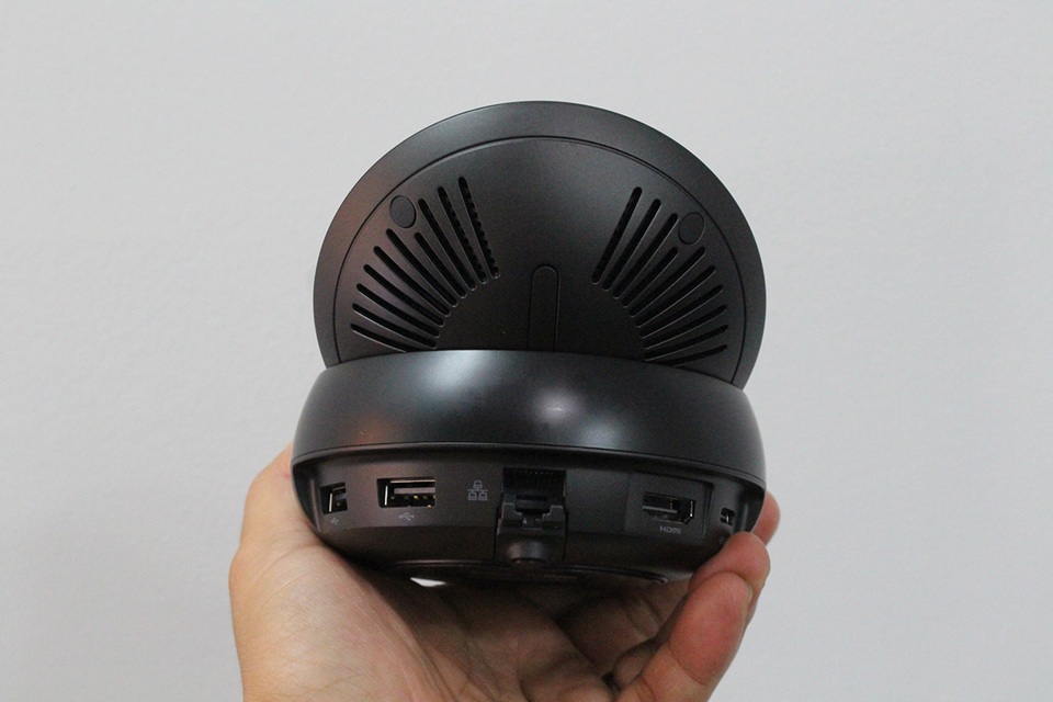 Cận cảnh thiết bị biến smartphone thành PC Samsung DeX tại Việt Nam - 3 Thiết bị này có 2 cổng kết nối USB 2.0, Ethernet, cổng USB type-C, cổng HDMI và một quạt tản nhiệt. Samsung DeX cũng hỗ trợ tính năng sạc nhanh (Adaptive Fast Charging) giúp sạc smartphone nhanh chóng ngay sau khi kết nối vào Samsung DeX.