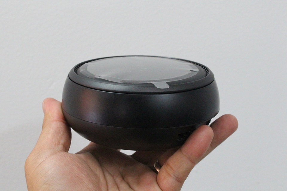 Cận cảnh thiết bị biến smartphone thành PC Samsung DeX tại Việt Nam - 2 Samsung DeX có một màu sắc đen duy nhất và không tích hợp bất kỳ cổng kết nối nào bên trong hộp đựng máy. Người dùng khi sử dụng có thể sử dụng chung với cổng sạc USB-C dành cho mẫu máy Galaxy S8.