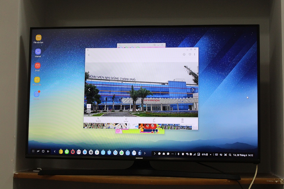 Cận cảnh thiết bị biến smartphone thành PC Samsung DeX tại Việt Nam - 6 Khi Samsung DeX khởi chạy, giao diện Android sẽ được hiển thị đầy trực quan. Hãng cho biết giao diện này được tuỳ biến sâu khi hiển thị trên màn hình lớn sẽ giúp người dùng dễ dàng truy cập các ứng dụng, chỉnh sửa tài liệu, lướt web, xem video, trả lời tin nhắn và nhiều hơn thế nữa.