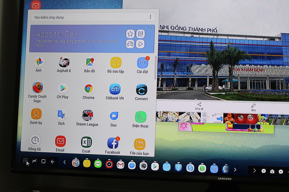 Cận cảnh thiết bị biến smartphone thành PC Samsung DeX tại Việt Nam - 7 Cạnh trái của màn hình là nơi đặt các tính năng truy cập vào ứng dụng, các phím bấm quay lại, phím menu... cùng các ứng dụng bên ngoài cho khả năng truy cập nhanh.